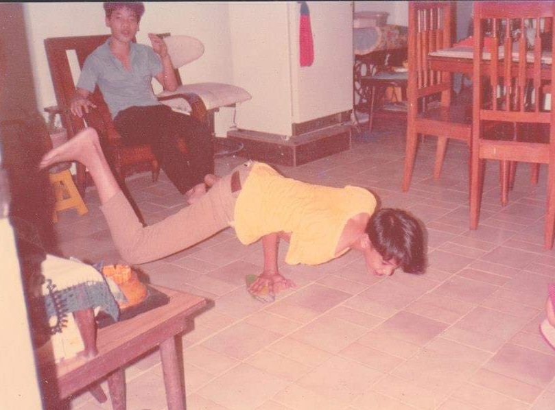 ABCancaloo's tweet photo. Panahon na uso ang break dance, portable cassette at linoleum sa kalye... #handspin #breakdance #showdown https://t.co/EzYIpDAe1v