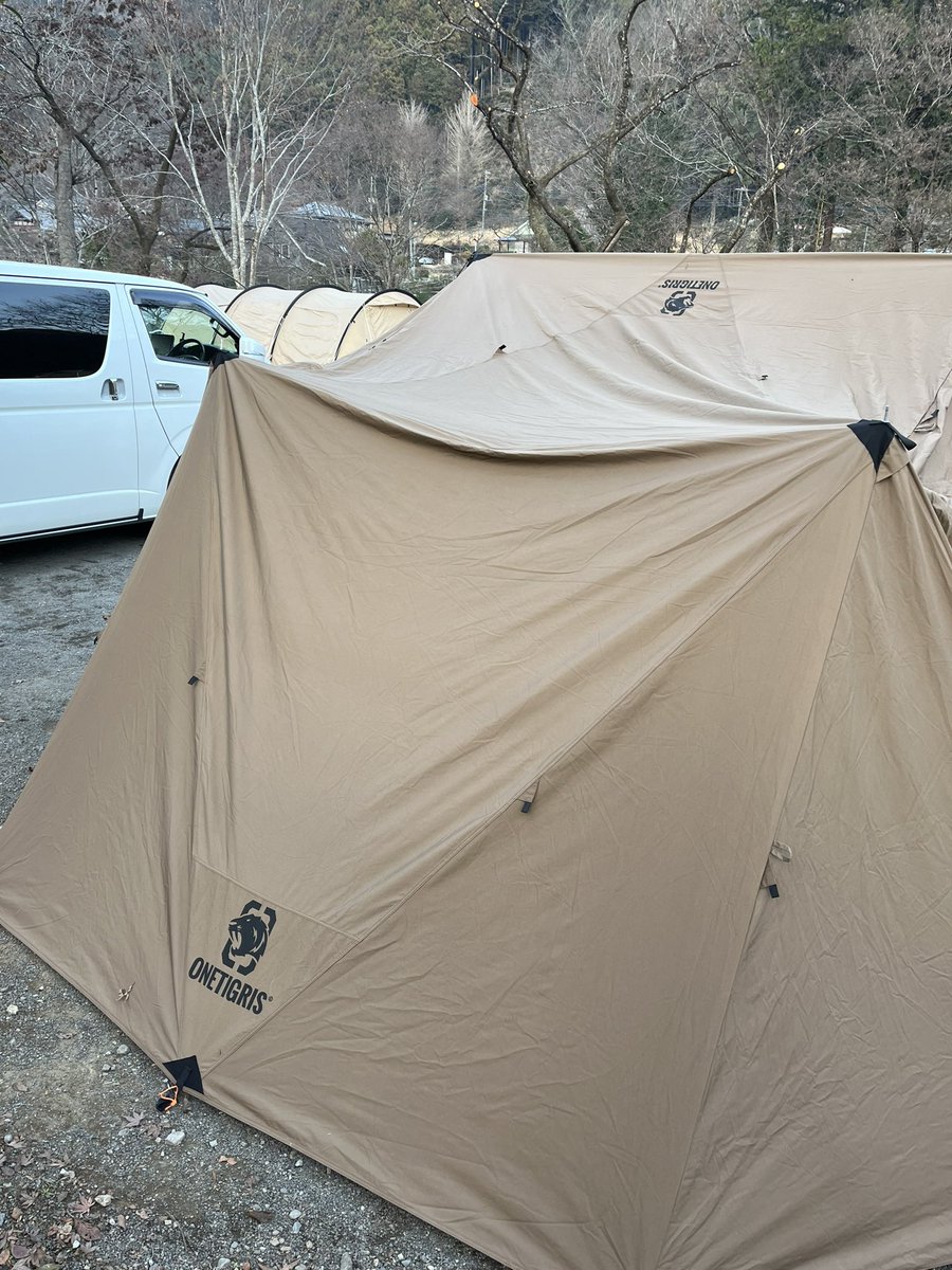 commander_47's tweet photo. キャンプブーム終焉って誰が言った😑
28日なのにサイトいっぱい
都心から近くて設備充実とは言ってもね〜
年末最後もONETIGRISで締めくくり
オグショーで施行してもらった車の快適
#オグショー
#ogshow
#ONETIGRIS https://t.co/5H1KyyGNci