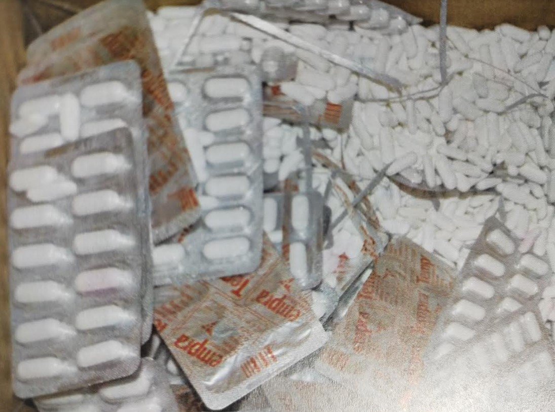CorresponsalsMX's tweet photo. ¡Terrible!
aseguran #fábrica de #medicamento pirata en #Jalisco
Falsificaban #Metformina #Tempra #Flanax #Buscapina y Dolo-Neurobion Forte de circulación comercial
 El sitio se ubica sobre una brecha que conduce al rancho #LaHerradura', aseguraron 68 palets con empaques de cartón https://t.co/8Aed4yQI0y