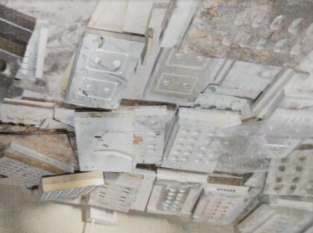 CorresponsalsMX's tweet photo. ¡Terrible!
aseguran #fábrica de #medicamento pirata en #Jalisco
Falsificaban #Metformina #Tempra #Flanax #Buscapina y Dolo-Neurobion Forte de circulación comercial
 El sitio se ubica sobre una brecha que conduce al rancho #LaHerradura', aseguraron 68 palets con empaques de cartón https://t.co/8Aed4yQI0y