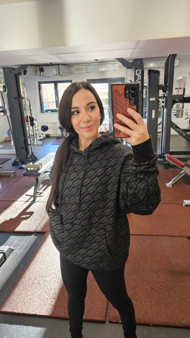 Don't read my hoodie 😝 https://t.co/RCkQg46mGx