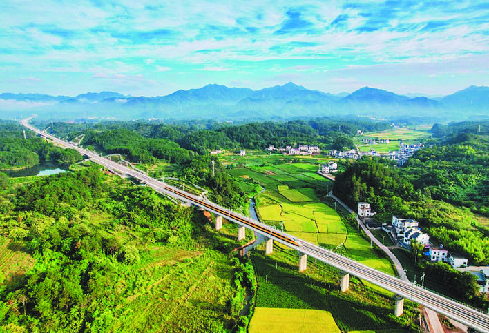 MarvelousAnhui's tweet photo. Recently, the entire #Hangzhou-#Nanchang High-speed Railway has started operation. We can take the high-speed train directly from #Hefei to #Xidi and #Hongcun now. Take a look: a high-speed train is speeding through the picturesque mountains and rivers of southern Anhui, unfolding like a scroll of "A Panorama of Rivers and Mountains."⛰️⛰️#hianhui #huitravel