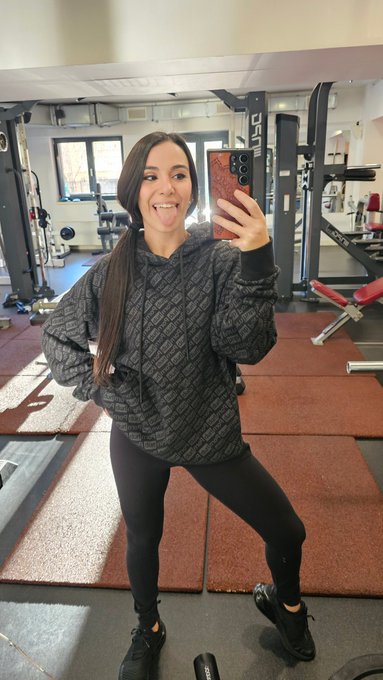 Don't read my hoodie 😝 https://t.co/RCkQg46mGx