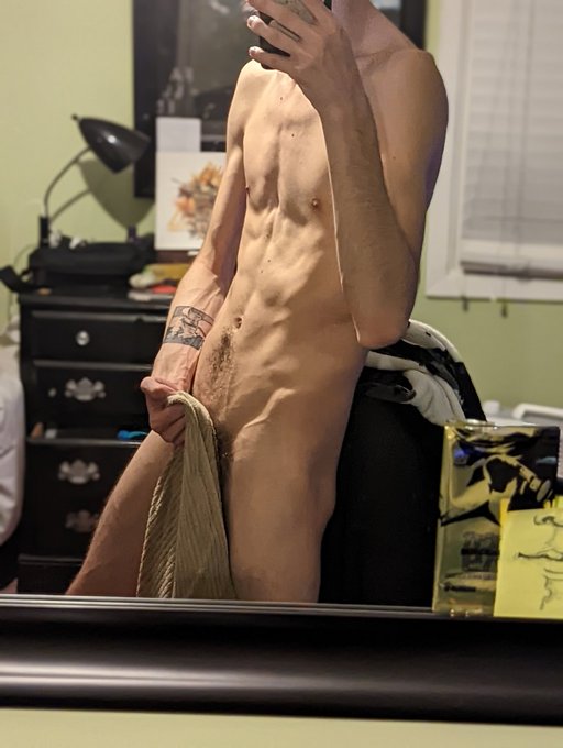 Oops towel fell 😉 https://t.co/DsEoMfBXBE