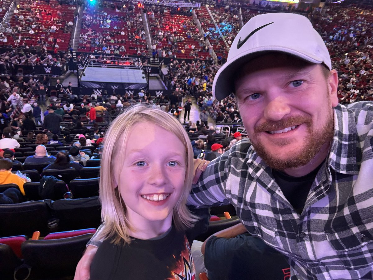 Harrybyrd's tweet photo. Kickin some butt!! #WWEHouston #wweholidaytour https://t.co/jY1zmlsCCk