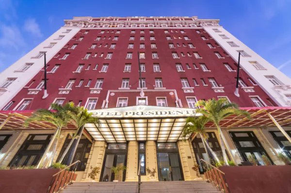 El Hotel Roc Presidente, 'decano de los rascacielos cubanos', llegó este 28 de diciembre, a los 95 años de su inauguración oficial.

@mintur @RocHotelsCuba @RocHotels 

traveltradecaribbean.es/hotel-roc-pres…