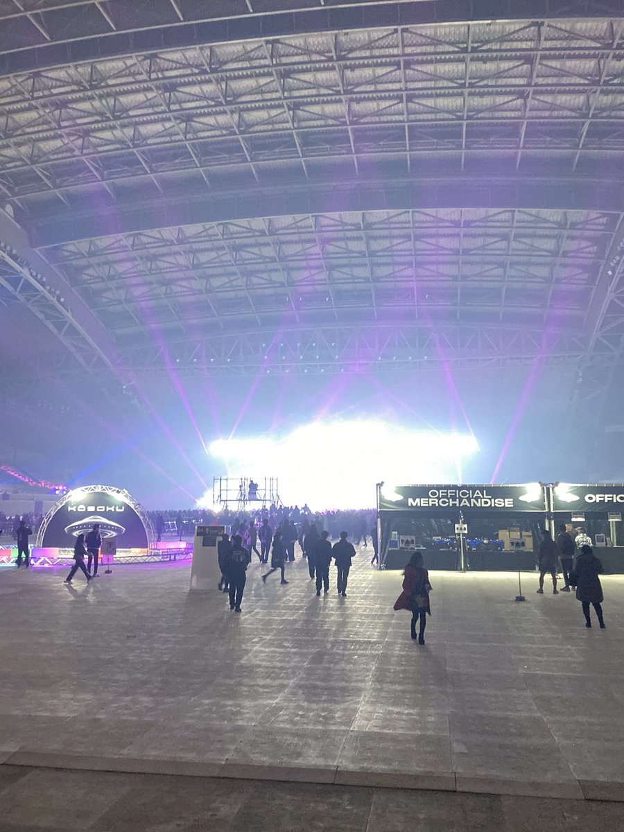 aitam_p's tweet photo. kosoku 感想

クローク1000円で出し入れ自由
普通に寒い🥶足が底冷えする
コートの2/3位のスペース使ってる
VIPはガラガラ
空いているトイレ少なくエントランスの方に戻らされる（右側が通行止めのため）
フードはサッカー試合の時より混んでない😂

踊ってても隙間風で冷えてくるのでカイロあると良い https://t.co/2o2VE5LYrF