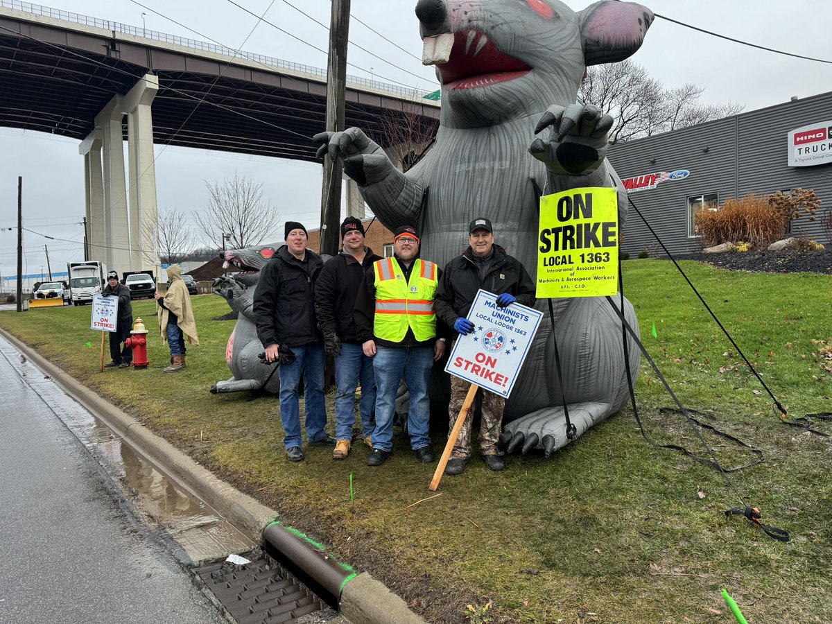 AutomotiveIAM's tweet photo. More than proud to stand with GVP David Sullivan &amp; IAM Local Lodge 1363 in support of our brave members at Valley Ford!!
@MachinistsUnion @IAMAW_EastTerr https://t.co/atq5kAWJM8