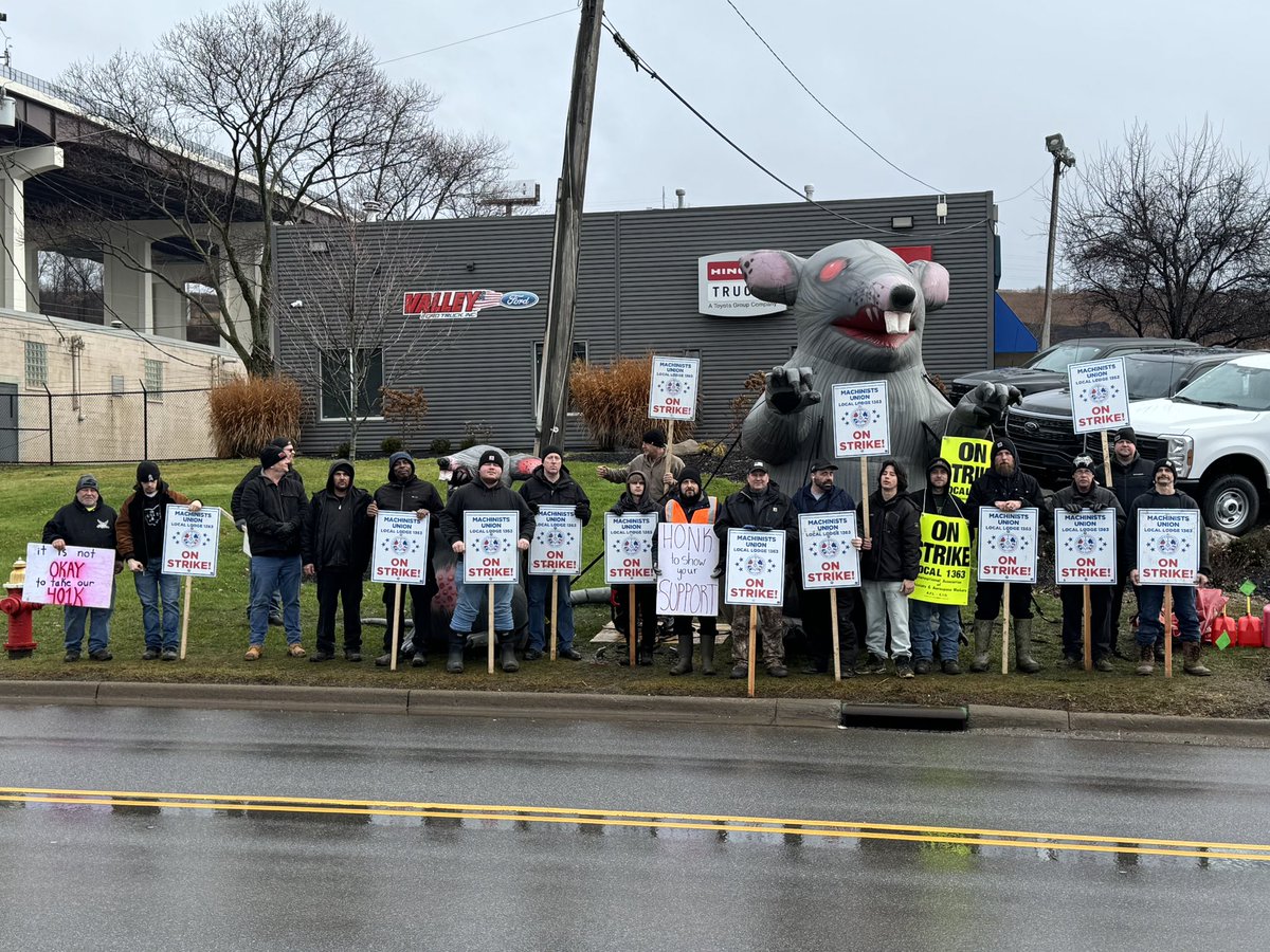AutomotiveIAM's tweet photo. More than proud to stand with GVP David Sullivan &amp; IAM Local Lodge 1363 in support of our brave members at Valley Ford!!
@MachinistsUnion @IAMAW_EastTerr https://t.co/atq5kAWJM8