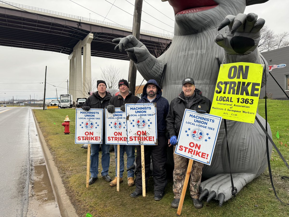 AutomotiveIAM's tweet photo. More than proud to stand with GVP David Sullivan &amp; IAM Local Lodge 1363 in support of our brave members at Valley Ford!!
@MachinistsUnion @IAMAW_EastTerr https://t.co/atq5kAWJM8
