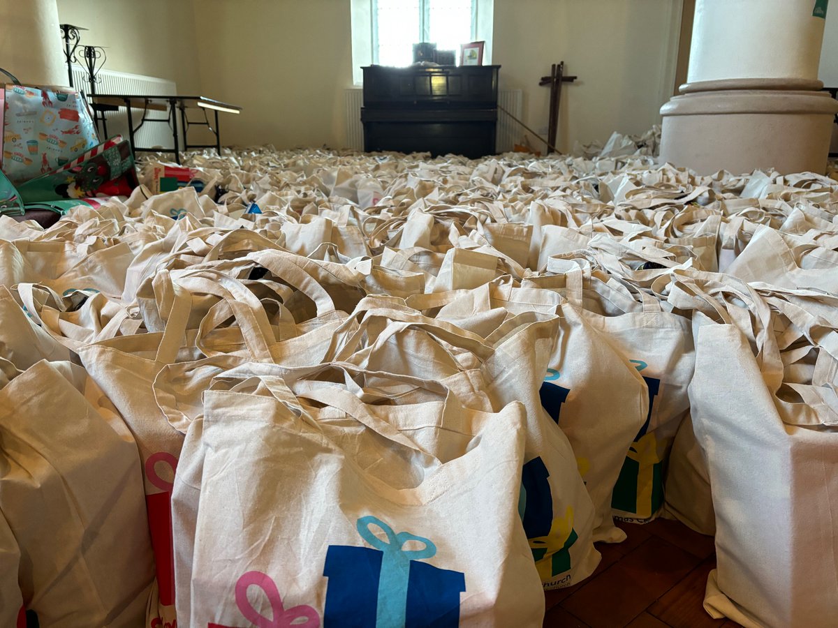 Rev Steven Bunting MBE (@stevenbunting) on Twitter photo Over the last 2 weeks <a href="/StThomasSwansea/">St Thomas Church, Swansea</a> has distributed 4000 blessings bags across Swansea to bring joy to families across the City and to hospitals, fire stations, schools and work places on Christmas Day <a href="/LoveYourNB/">#LoveYourNeighbour</a> #bagsofkindness Over the last 2 weeks <a href="/StThomasSwansea/">St Thomas Church, Swansea</a> has distributed 4000 blessings bags across Swansea to bring joy to families across the City and to hospitals, fire stations, schools and work places on Christmas Day <a href="/LoveYourNB/">#LoveYourNeighbour</a> #bagsofkindness