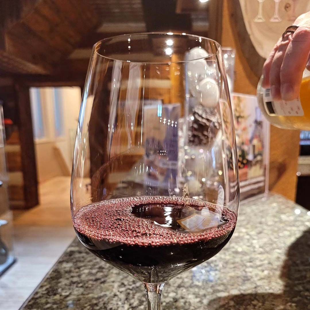 Helloooo red wine season. 🍷✨ Something about having a glass of a full-bodied red during the winter hits just right. What’s your go-to wine for the season? ❄️ 📸: Rocky Sposato