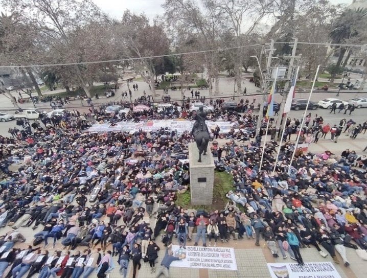 mariseka's tweet photo. Lo de Nora Cuevas está en su ADN político y tendrá que PAGAR!  Pero alcalde @profesor_white ni su apellido lo salva en temas de transparencia... No es una "white" paloma alcalde... Es un profesor que terminó de desplomar a los y las profes, a los y las asistentes de la educación, trabajadores de la salud... La Nora Cuevas (Udi) deberá deberá rendir cuentas al Estado y ud Christopher White (PS) a los y las trabajadoras de San Bernardo @SanBernardocl SAN BERNARDO LO SABE, no me eligió un partido político ME ELIGIÓ la gente de la comuna y del distrito 14 #CaigaQuienCaiga https://t.co/x2LXJRIU8q (le dejamos una ayuda de memoria a los 2) #MunicipiosSinCorrupción