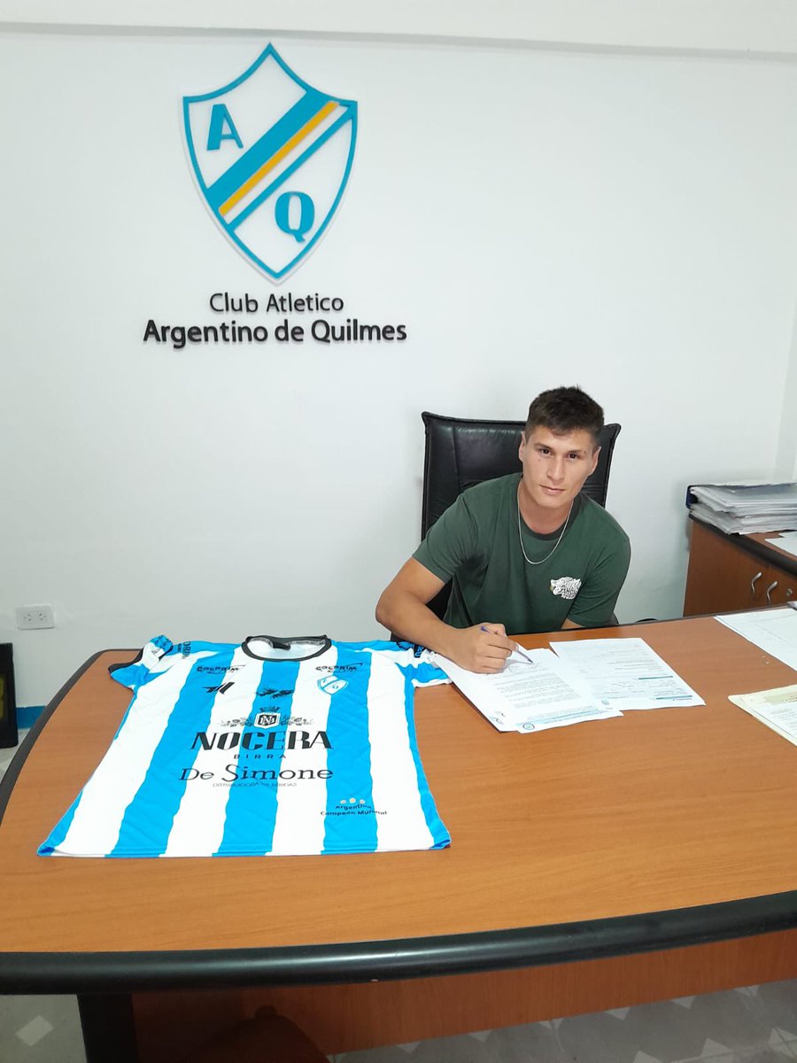 ArgdeQuilmesOf's tweet photo. Vuelve el goleador😃

⚽ Luego de su paso por el fútbol chileno, Franco Sosa volvió del préstamo y extendió su contrato con la institución por dos temporadas para afrontar el próximo campeonato con el plantel profesional.

¡Te deseamos el mayor de los éxitos, Franco!🩵🤍 https://t.co/g8iF7y0z3j