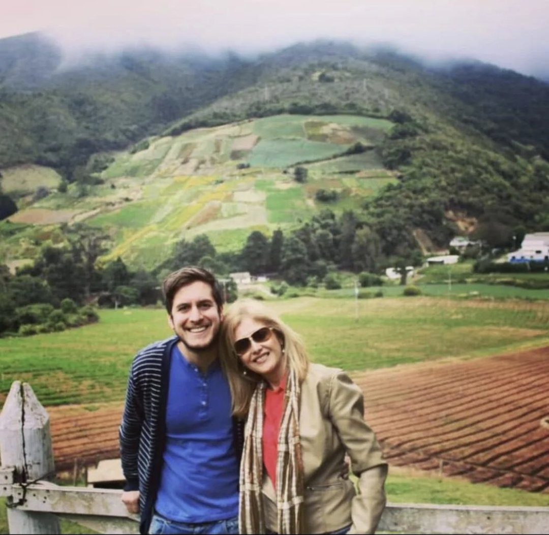 EmmaRincon's tweet photo. Desde hace más de 5 años no piso Venezuela. En ese tiempo mi madre falleció y no pude ir a despedirla. A mi padre la tiranía le cerró su estación de radio que operó por casi 3 décadas. 

Desde hace muchos años no veo a familiares y amigos. Los negocios de mi gente cercana han quebrado, la mayoría ha emigrado, la pobreza ronda el 90 %, el sueldo mínimo al mes hoy es de 3 dólares. Hoy tengo más amigos fuera del país que en la propia Venezuela.

Cosas que los socialistas no te cuentan en campaña. La vida real bajo este sistema es escapar, languidecer, convertirte en cómplice o morir.