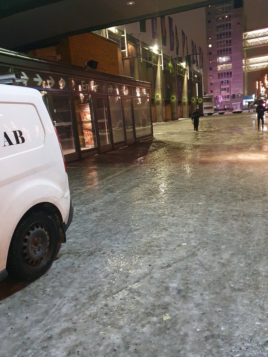 VIKTIG TIFO-INFO INFÖR IMORGON!

Din insats är viktig!
Viktigt att ingen flyttar på flaggorna då mönstret blir förstört i så fall!
Också viktigt att ALLA flaggar under hela tiden den stora flaggan hålls upp.

Uppmana folk runt er att vifta om så behövs!
#twittssk