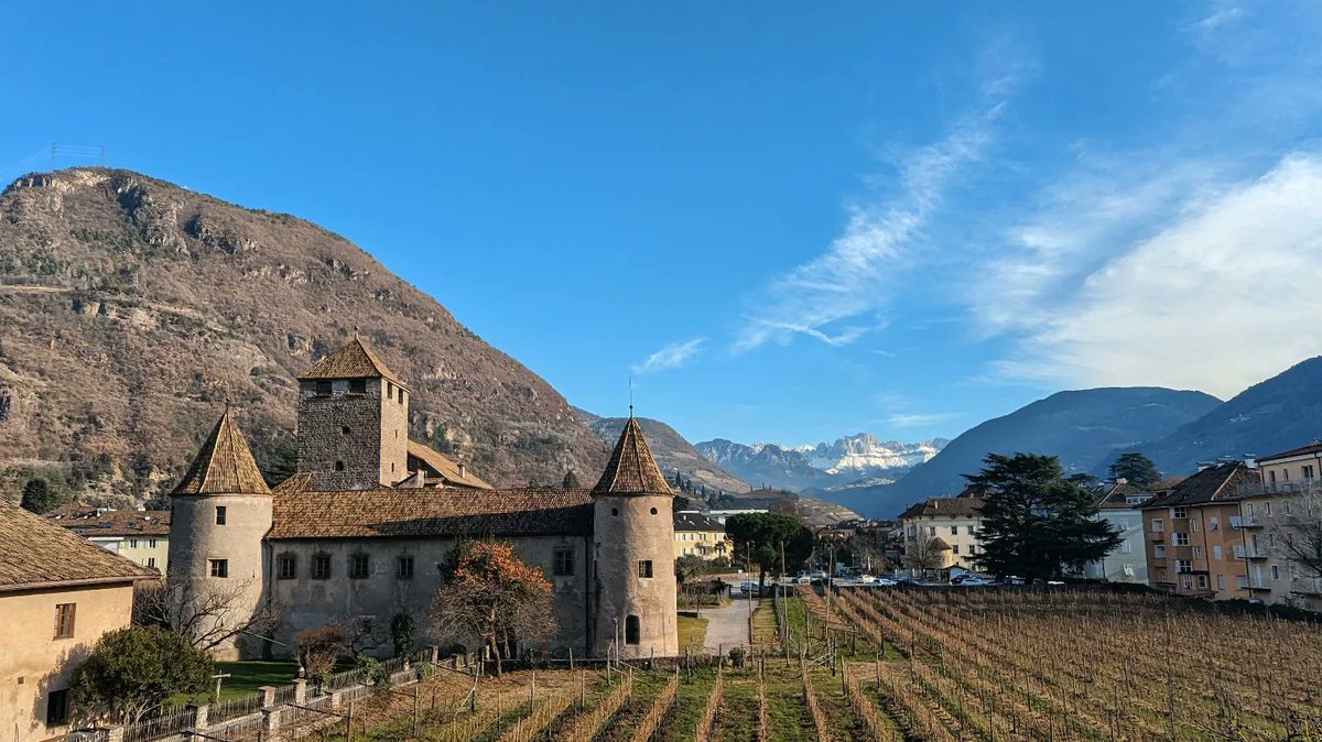 LJ_Pritchard's tweet photo. #ChristmasDay views around #Bolzano #NotInVenice #Dolomiti #Dolomites #LivingNearMountains #Venezia #Venice #LivingOnWater https://t.co/0Dnu6sVGRh