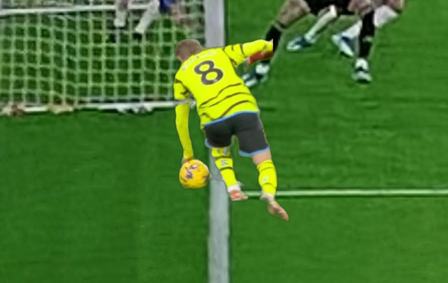 athartwork's tweet photo. Not sure what the arsenal fans are complaining about, Odegaard clearly kept it in https://t.co/661TSPFSAF