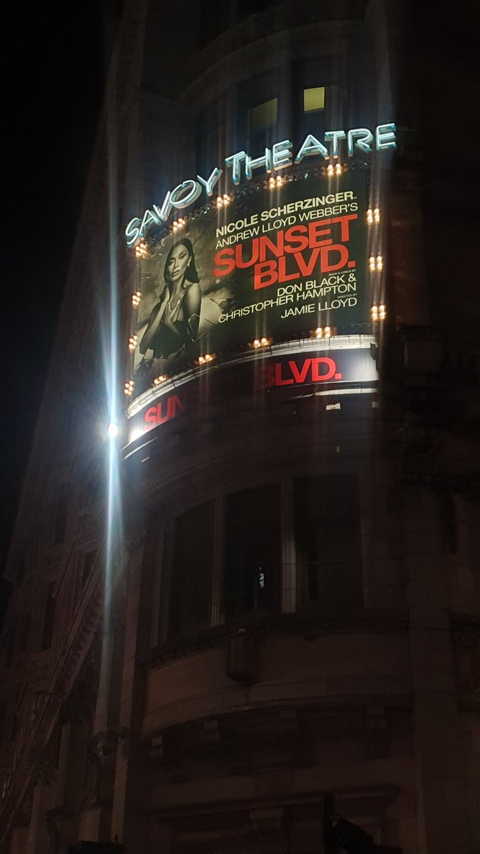 #SunsetBoulevard @SavoyTheatreLdn

Amazing direction @JamieLloydCo
Fantastic ensemble casting @StuartBCasting @catgarlick 
Brilliant individual performances
@NicoleScherzy @realtomfrancis 
And some fab theatre/film innovation. 

Just go see it peeps!