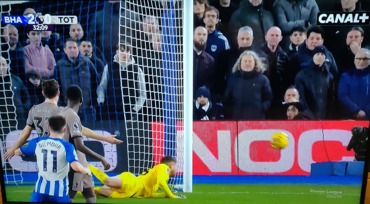 DonFcgb's tweet photo. ✊💙 Le logo des #Girondins présent partout, même dans les tribunes de #PremierLeague ! 

#BHATOT #BoxingDay2023 https://t.co/QQafouvbxD