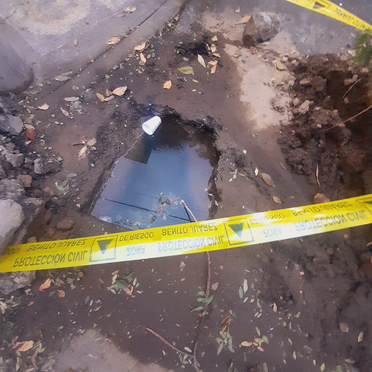 maraescalera's tweet photo. @BJAlcaldia desde el 22 de diciembre  fuga de agua, la detienen  pero no reparan y seguimos sin agua.  Calle Fresas esquina limas. Hagan su trabajo https://t.co/WBFtFz5ByN