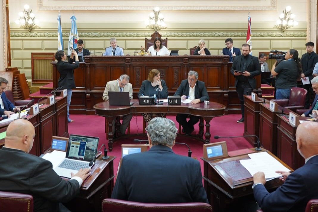 ClaraGarcia_SF's tweet photo. En la última sesión del año de la @CamaraDipSF aprobamos tres leyes fundamentales para la gestión del @gobsantafe: Presupuesto 2024 y Ley Tributaria, para garantizar los recursos necesarios para las obras y políticas públicas que se requieren en cada rincón de la provincia; y también sancionamos la Ley de Inteligencia para prevenir el delito organizado y proteger a la población.

Lo hicimos con mucho diálogo y amplios consensos, que es la manera de lograr previsibilidad y respaldo para las acciones que el gobernador @maxipullaro se comprometió a llevar adelante desde el primer día.