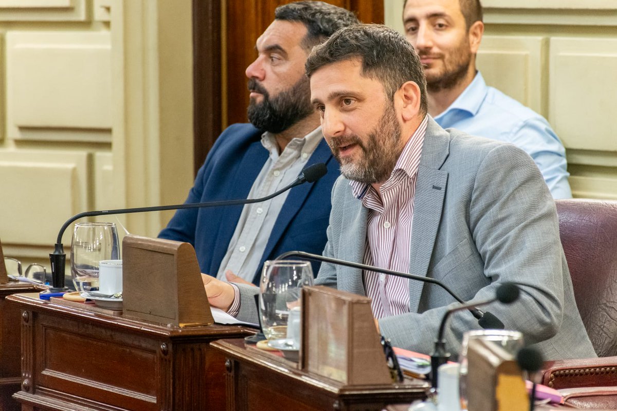 ClaraGarcia_SF's tweet photo. En la última sesión del año de la @CamaraDipSF aprobamos tres leyes fundamentales para la gestión del @gobsantafe: Presupuesto 2024 y Ley Tributaria, para garantizar los recursos necesarios para las obras y políticas públicas que se requieren en cada rincón de la provincia; y también sancionamos la Ley de Inteligencia para prevenir el delito organizado y proteger a la población.

Lo hicimos con mucho diálogo y amplios consensos, que es la manera de lograr previsibilidad y respaldo para las acciones que el gobernador @maxipullaro se comprometió a llevar adelante desde el primer día.