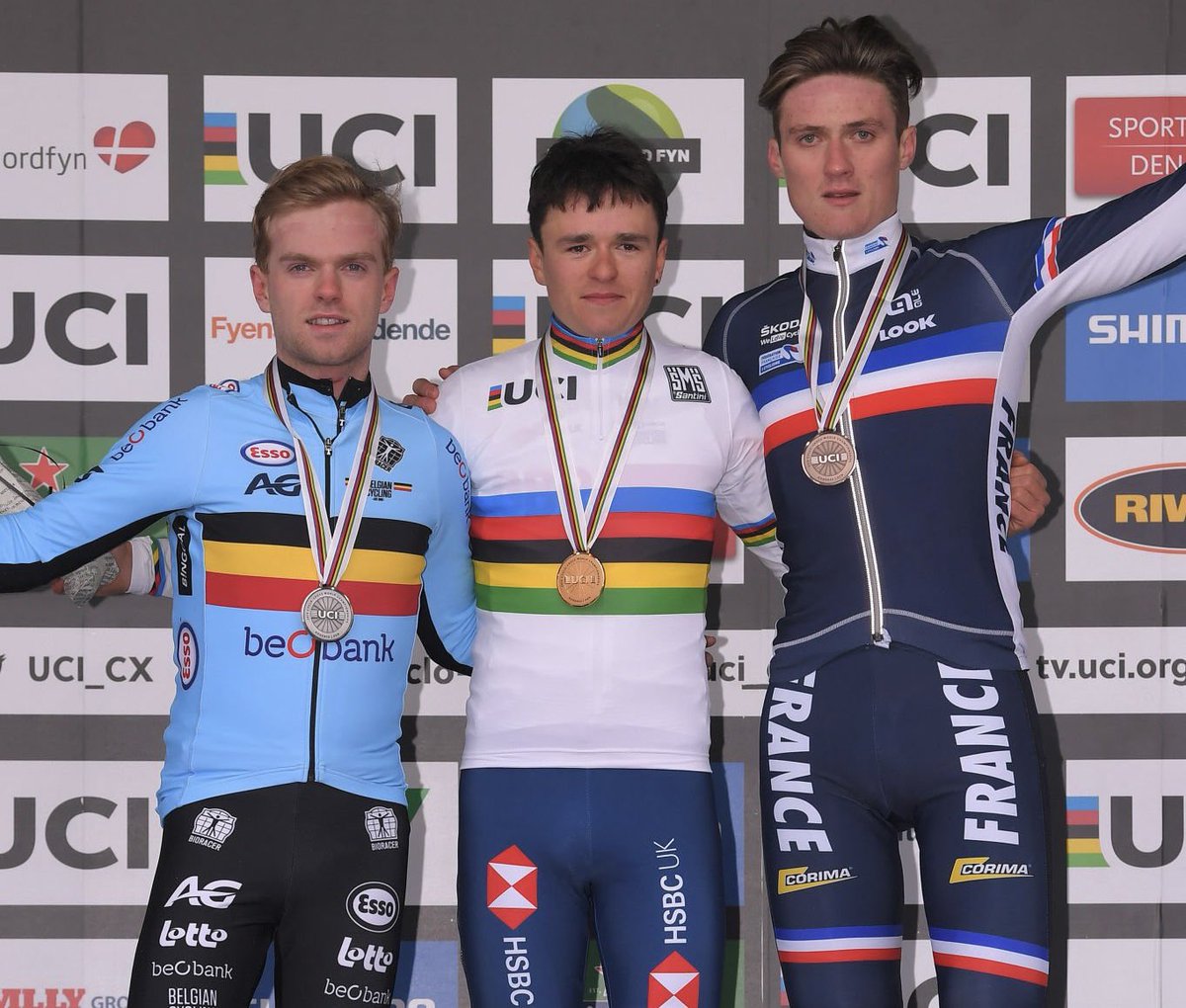 AtlantaRouleur's tweet photo. 🇬🇧 Pidcock vs Iserbyt 🇧🇪

This insane finale👇 in the battle for 2nd between Tom Pidcock &amp; Eli Iserbyt is made all the better if you know about their history and the intensity of that rivalry in the U23 ranks ⚔️

Amazing finish by Pidcock and WOW to his overtake which sealed🥈 https://t.co/mSZJoX6vsi
