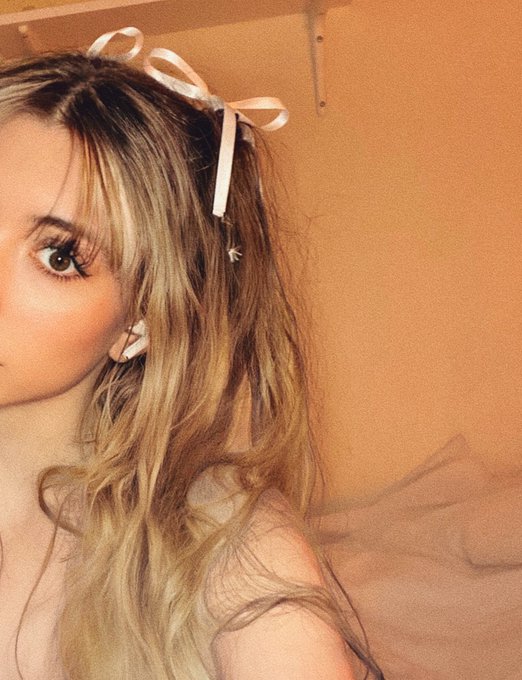 (i didnt like the full pic) but look at me with blonde hair 🥹 https://t.co/4ihn6pEeC9