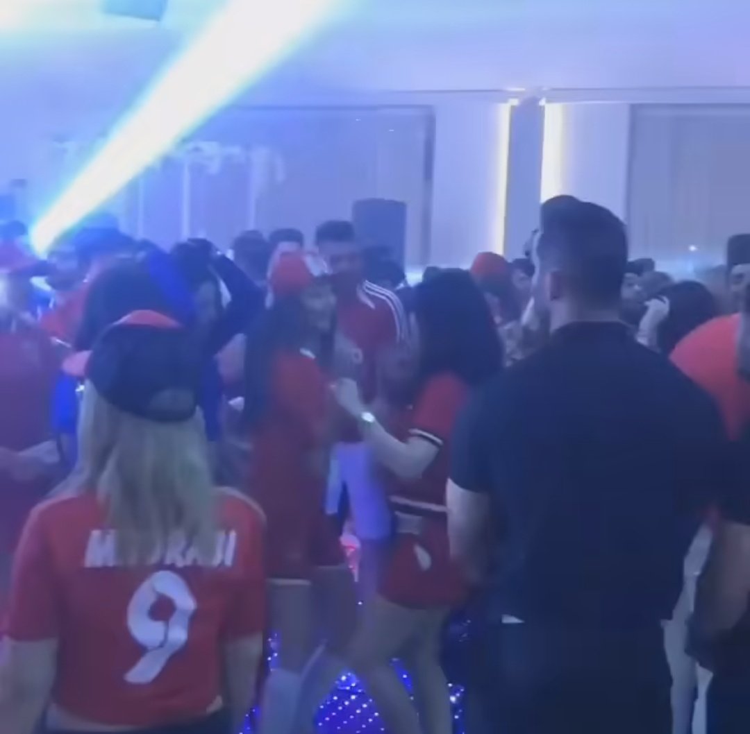 دیدین اینستا پر شده از اینجور مهمونیا؟!
خواستم بگم حسرت نخورین که چرا شماها همچین جشنایی نمیرین، این مهمونیا تیکـتی هستن و از ۳۰۰ تا خداتومن برحسب منطقه قیمت بلیطشونه..