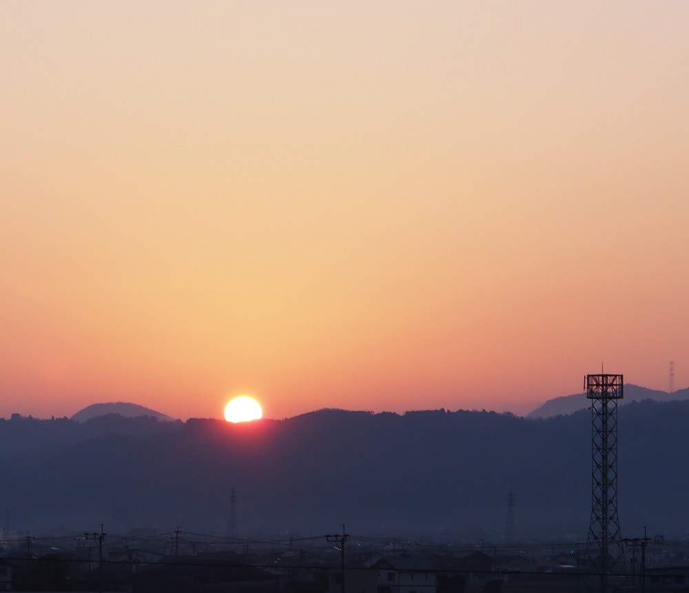 Ojisan_camera_K's tweet image. おはようございますです。
今日から冬休み。とりあえず今日は溜まった疲れをいやしつ、自宅PC周りの片づけをやるとしますかな。そうとう汚い😅
今日は朝日が綺麗に見えたが、元日はどうかなー🤔
#シクラメン　#シクラメンの花　#シクラメン濃い色
#朝日