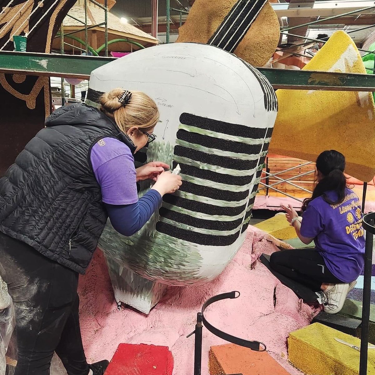 LionsFloat's tweet image. Thank you to all our dedicated volunteers for making the Lions Float happen every year. Thousands of details go into the float. #lionsclub #roseparade #paradefloat #decorating #lionsfloat