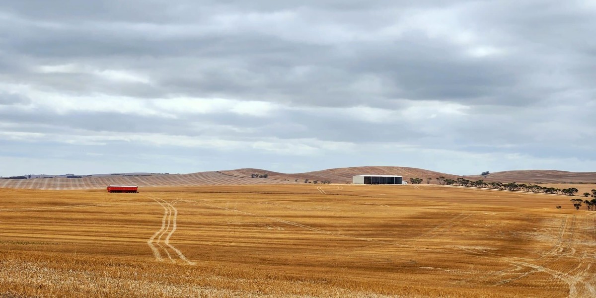 There's nothing better to spot on the horizon than a Spanlift shed! Although this hay shed doesn't look that big from the road it actually stands at a huge 9m tall! 👨‍🌾

🔴 Find out more about our Hay Shed options spanlift.com.au/agriculture/ha…