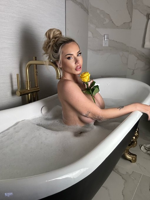 RT if you&rsquo;d join me 🛁 https://t.co/JfBKCixvi7