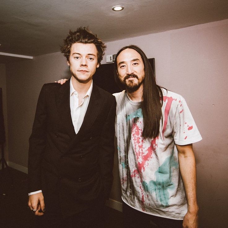 soppysomers's tweet photo. You know what upsets me? The fact that Harry was there supporting Louis and he wasn't allowed to be in the group photo 😞 https://t.co/57xM9Onraw
