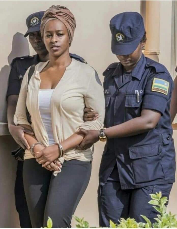 🔴Rwanda🇷🇼/#Anne_Rwigara, opposante farouche de <a href="/PaulKagame/">Paul Kagame</a> est morte ce Jeudi 28 Décembre.

#Anne_Rwigara, après s'être plainte pendant 30 heures de douleurs à l'estomac.
Elle a été empoisonnée par le régime du criminel #Kagame !

La lutte continue...