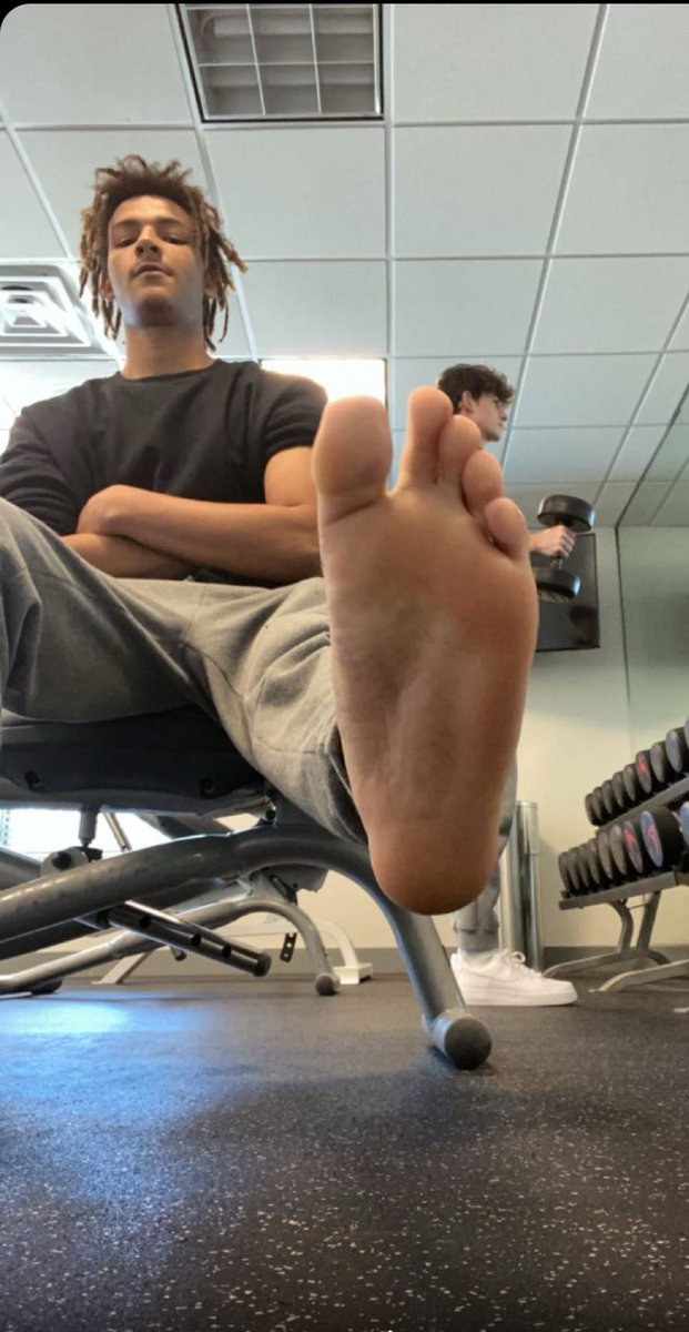 goon4master's tweet photo. at the gym 

give me your money to smell this foot.

#findom https://t.co/usJZPXbbtJ