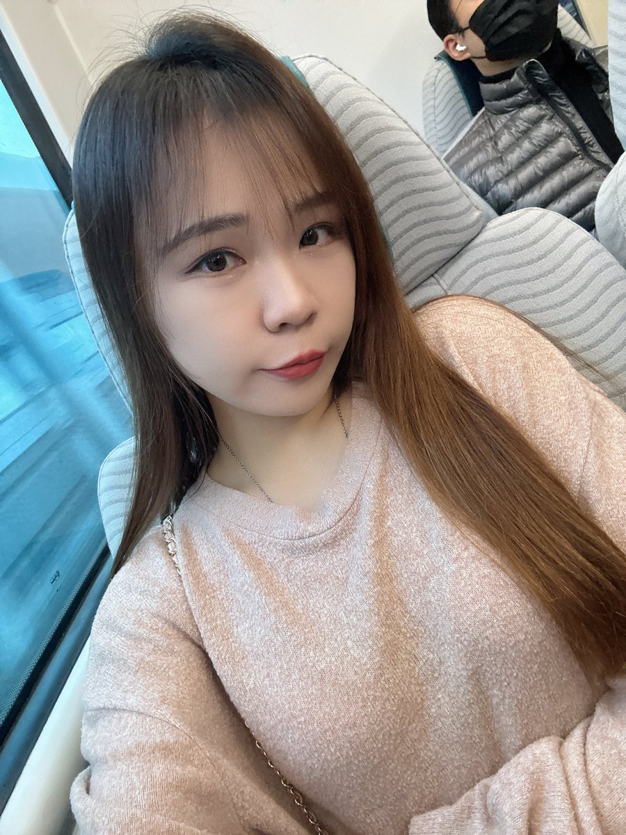 kkeellyy0229's tweet photo. 早晨！
我冇訓過覺，點睇😇😇

轉頭到達目的地要趕上練習了🥺🥺
上海見💛
蟹粉小龍包我來啦🤤🤤🤤 https://t.co/MY1XxFooW1