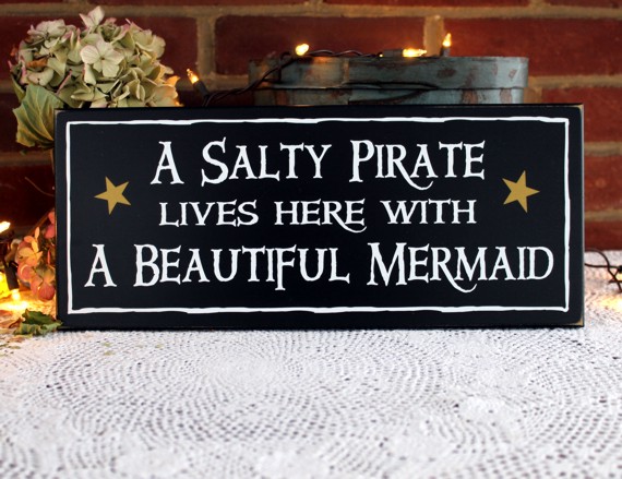 CountryWorkshp's tweet photo. #BeachHouse Sign, #SaltyPirate #BeautifulMermaid, Beach Decor, Coastal Home, Pirate Sign, #Housewarming Gift, Mermaid Decor Pirate Decor #smilett23 https://t.co/lAIKfSR1xR via @Etsy https://t.co/yZFR3LXmA9