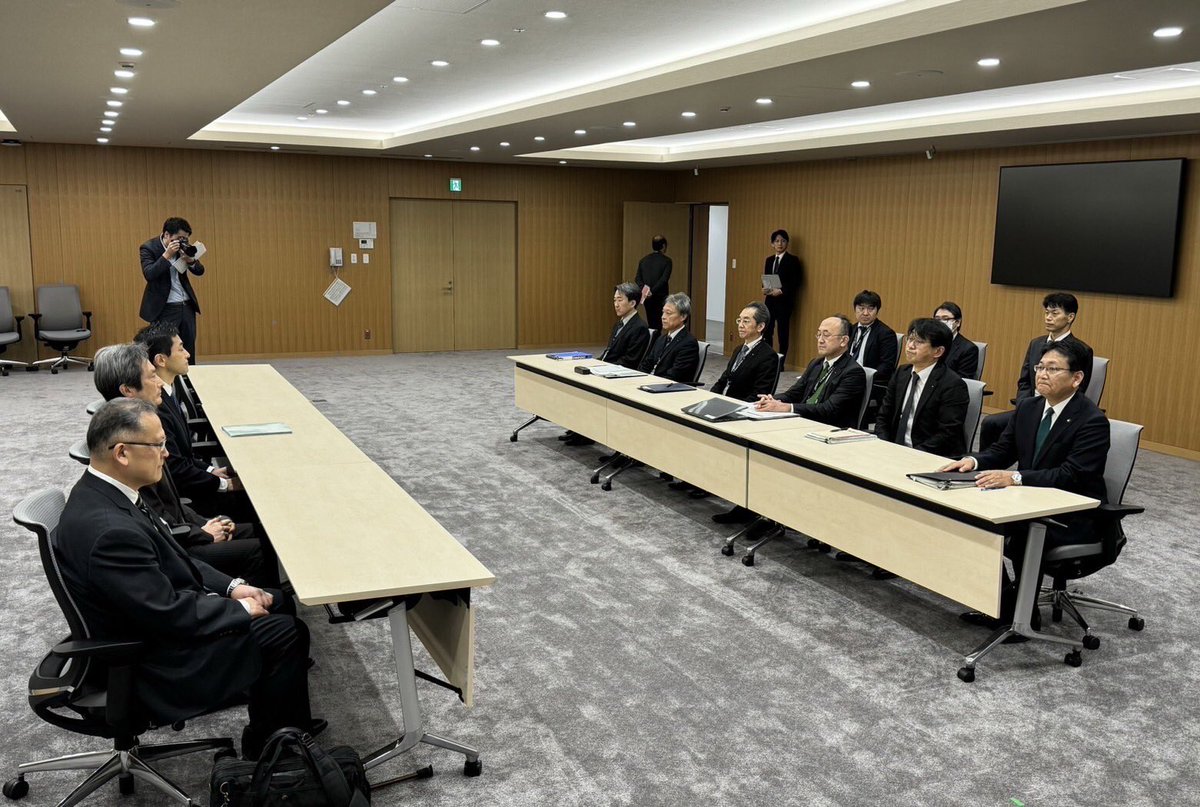 kamiya_shunichi's tweet photo. ①#京葉線 の通勤時間帯の通快・快速全廃等極端なダイヤ変更の理由についてJR千葉支社長から混雑平準化と説明を受けましたが、沿線の市民生活、経済活動、幕張新都心のアクセス等地域へ及ぼす悪影響を考慮したものでなく納得できるものではありません。撤回と再考を申し入れ、JR側はどんな対応が可能か https://t.co/Ph7wc48vHk