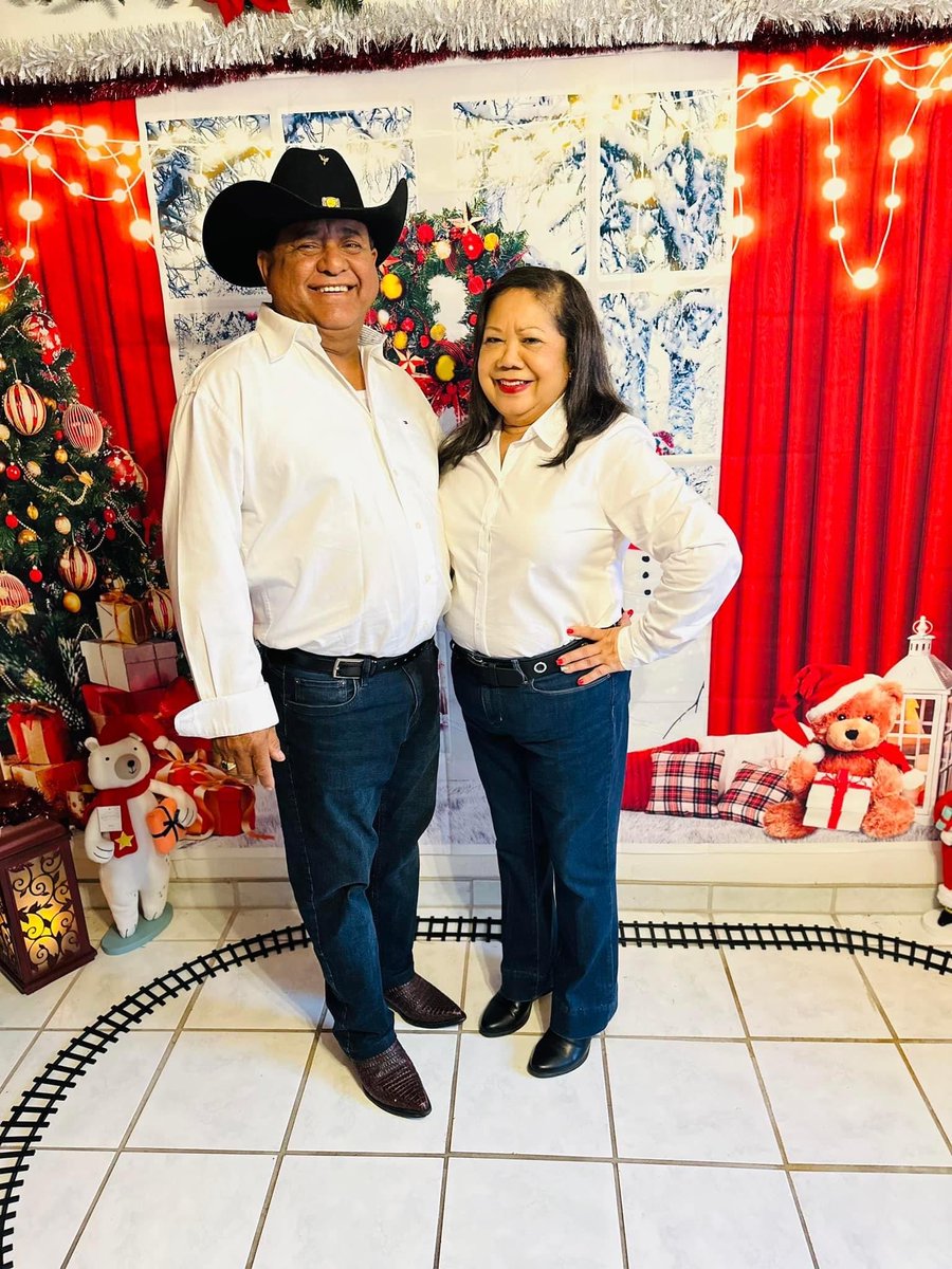 LucyVelas's tweet photo. Happy 2024! https://t.co/7hK4TXfxu3