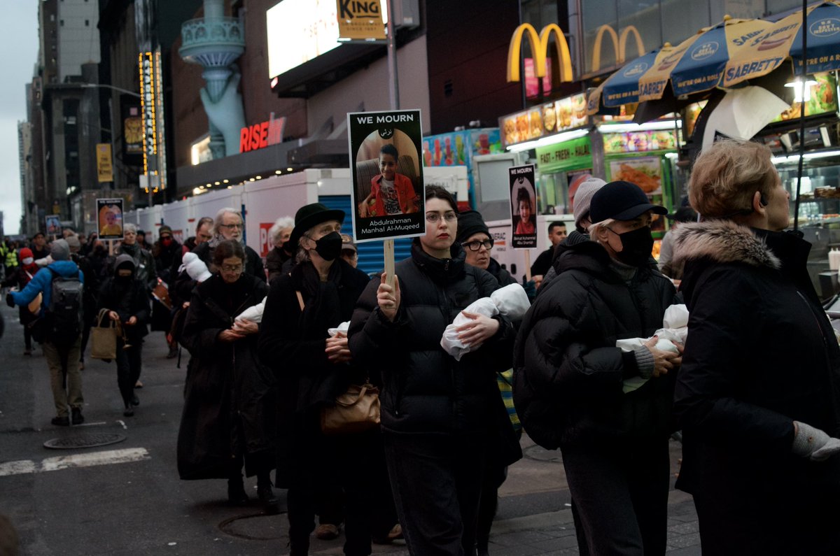 probablyreadit's tweet photo. This afternoon, a silent processional marched through midtown Manhattan.

The processional, organized by ‘Jewish Elders for Palestine,’ stretched for 2-3 blocks and passed through Times Square.

Many participants cradled white bundles symbolizing dead Palestinian children.

📷 https://t.co/nG8xp0G7YZ