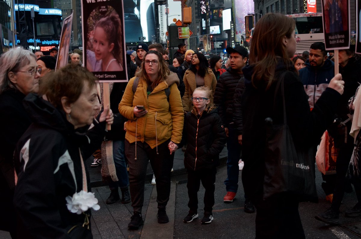 probablyreadit's tweet photo. This afternoon, a silent processional marched through midtown Manhattan.

The processional, organized by ‘Jewish Elders for Palestine,’ stretched for 2-3 blocks and passed through Times Square.

Many participants cradled white bundles symbolizing dead Palestinian children.

📷 https://t.co/nG8xp0G7YZ