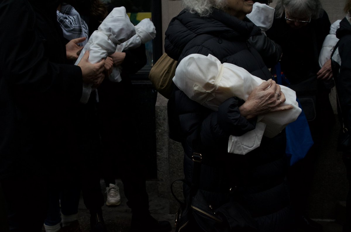 probablyreadit's tweet photo. This afternoon, a silent processional marched through midtown Manhattan.

The processional, organized by ‘Jewish Elders for Palestine,’ stretched for 2-3 blocks and passed through Times Square.

Many participants cradled white bundles symbolizing dead Palestinian children.

📷 https://t.co/nG8xp0G7YZ