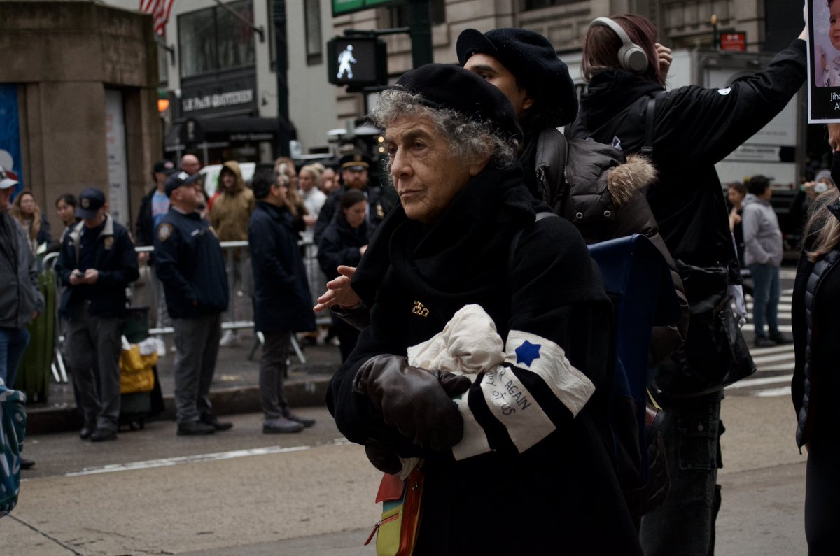 probablyreadit's tweet photo. This afternoon, a silent processional marched through midtown Manhattan.

The processional, organized by ‘Jewish Elders for Palestine,’ stretched for 2-3 blocks and passed through Times Square.

Many participants cradled white bundles symbolizing dead Palestinian children.

📷 https://t.co/nG8xp0G7YZ