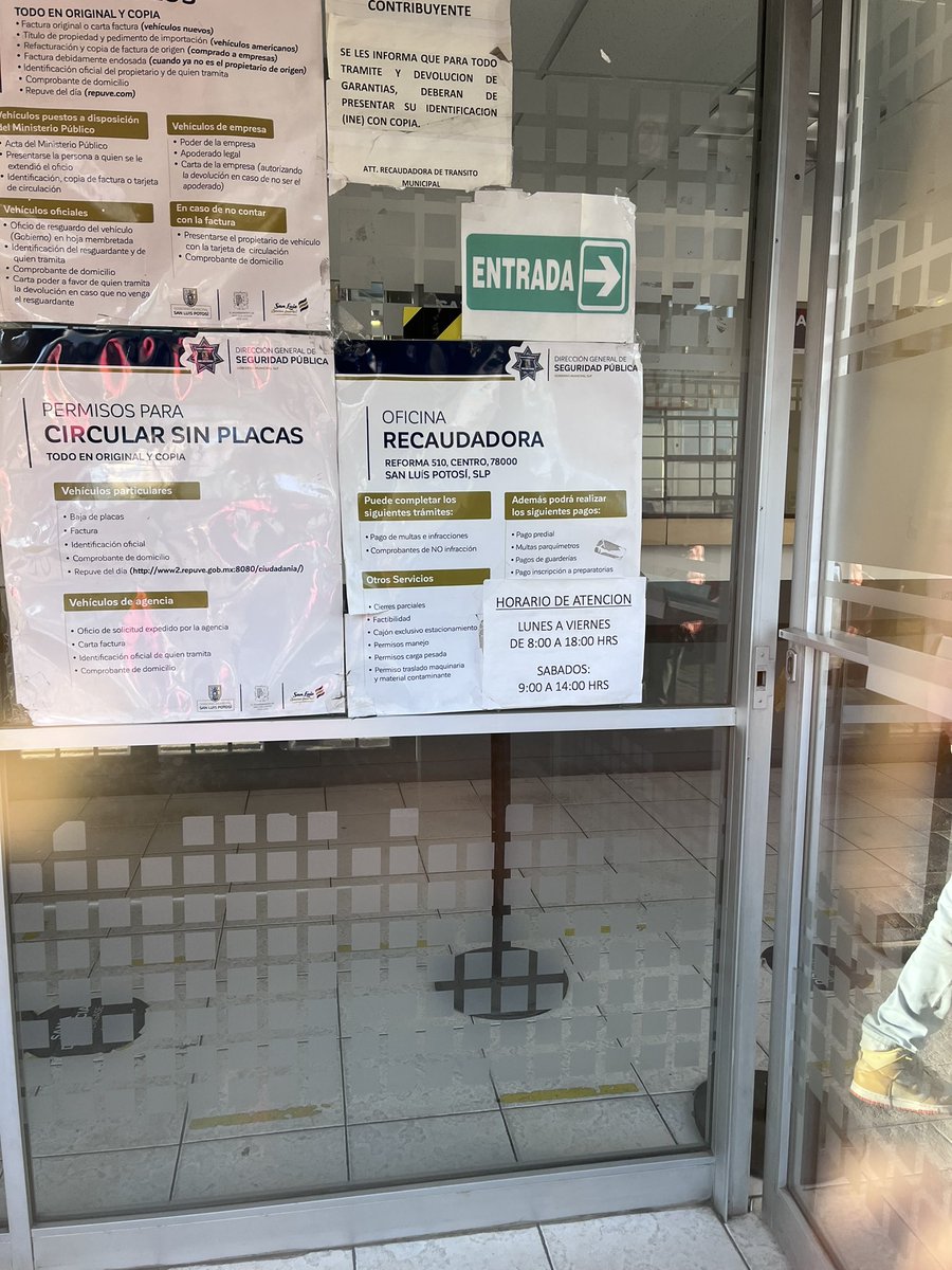 TemoTovar's tweet photo. Son las 5:22 y la oficina recaudadora de Reforma cerrada, a pesar de que dice horario hasta las 18:00 hrs @EF_Galindo @SLPMunicipio @SSPCSLP dicen que abren hasta el martes https://t.co/eFyEcKT39c