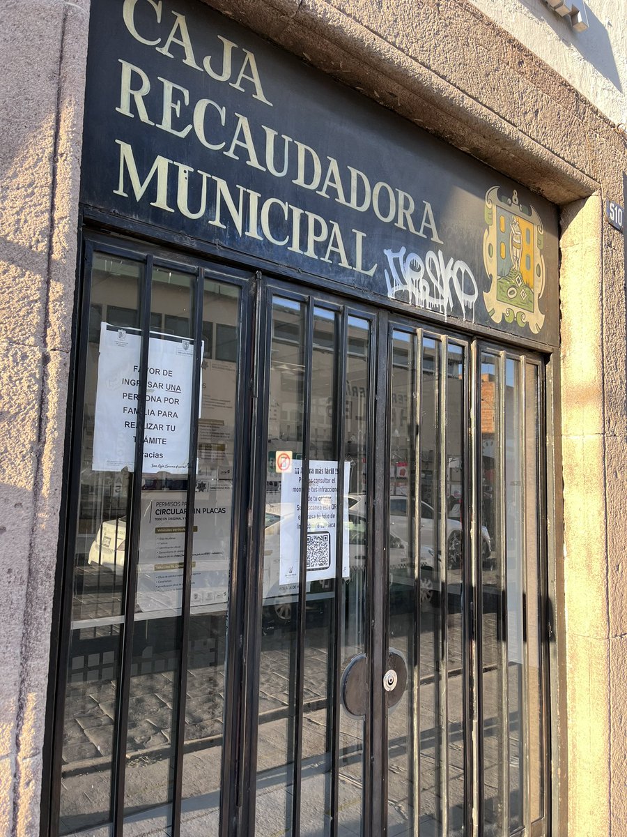 TemoTovar's tweet photo. Son las 5:22 y la oficina recaudadora de Reforma cerrada, a pesar de que dice horario hasta las 18:00 hrs @EF_Galindo @SLPMunicipio @SSPCSLP dicen que abren hasta el martes https://t.co/eFyEcKT39c