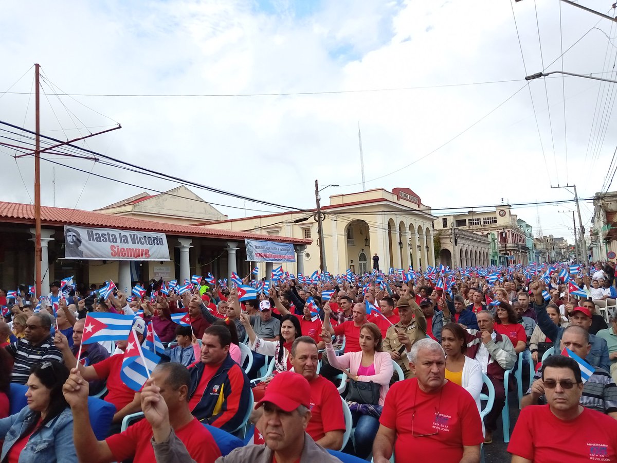 La lluvia no impidió que el pueblo de #PinardelRío conmemorara hoy el aniversario 65 del Triunfo de la Revolución. <a href="/YamileRamosCord/">Yamilé Ramos Cordero</a>, reconoció y felicitó a nuestros compatriotas de todos los sectores por sus luchas cotidianas.
#Cuba #EstaEsLaRevolución