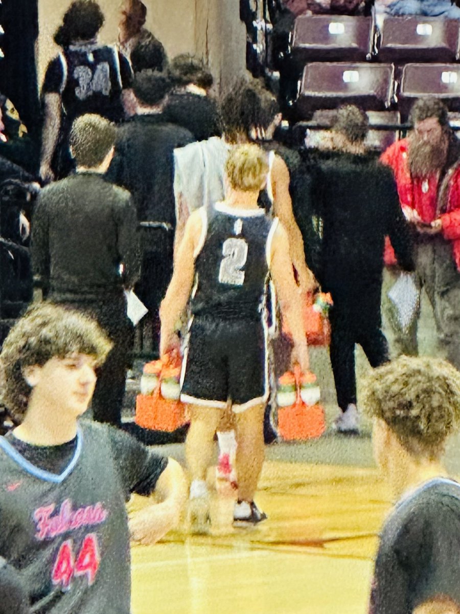 finney235's tweet photo. Senior, starter, all-conference caliber PG. Just played his butt off for 30 min, got beat by 40, and he’s carrying the water bottles off the floor. I guarantee no one asked him to do it, and they probably asked several underclassmen to do it. THIS is what a leader looks like! https://t.co/0UPcSjZ0bs