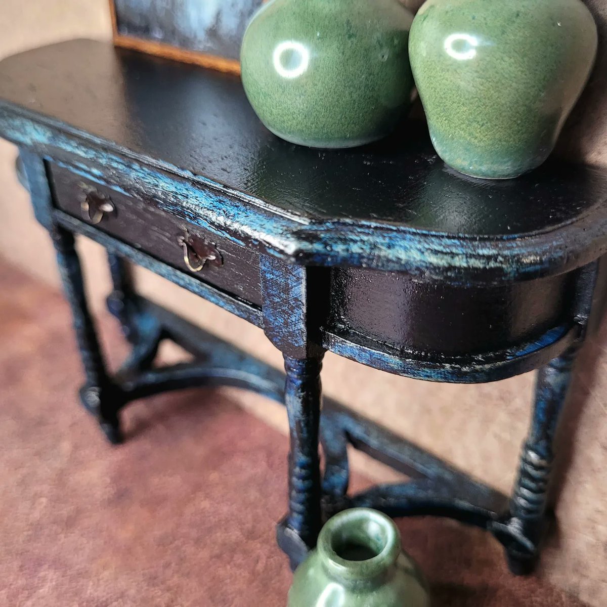 KimWarrenArt's tweet photo. I really like how this turned out... I changed course on its color scheme a few times, but I'm really happy with the end result!  🎨🖌
#frankielynnminidecor #miniatures #distressed #moody #darkart #sidetable #consoletable #dollhousefurniture #dollhouseminiatures #dollhousedecor https://t.co/ULpPGT7nMy